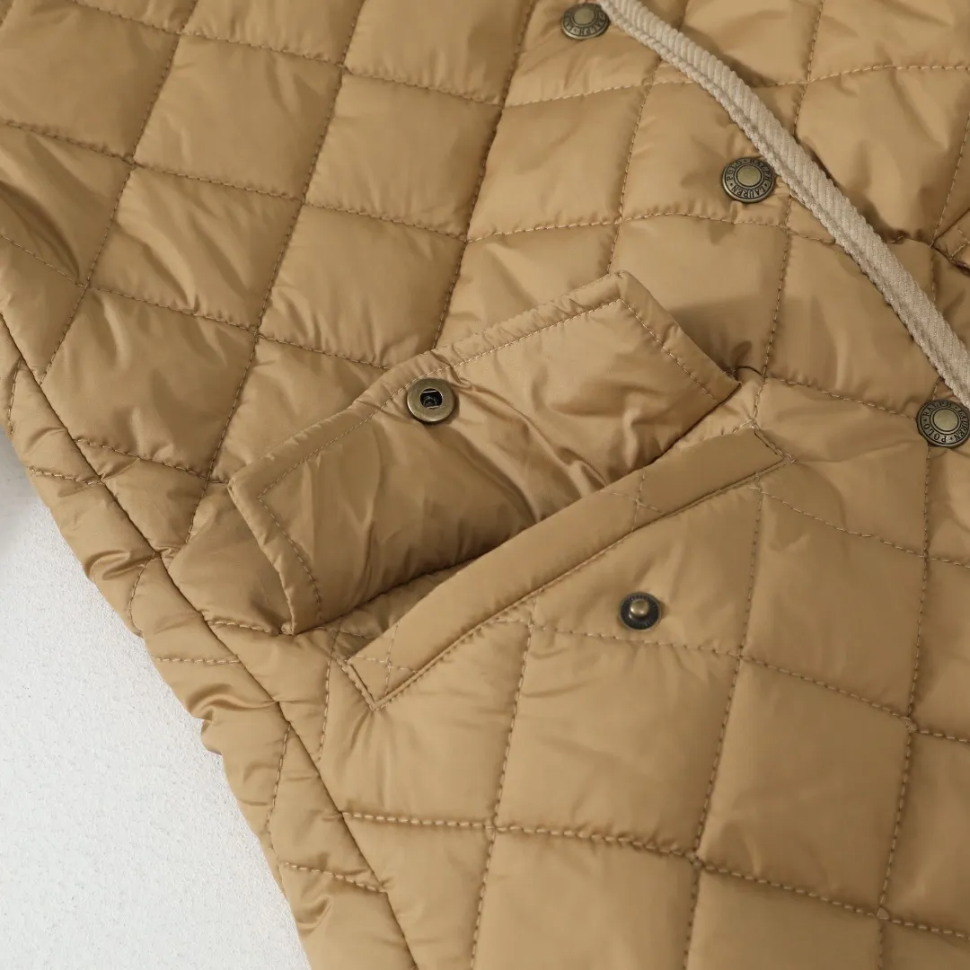 P350 #R53 Ralph Lauren Diamond Quilted Cotton Clothes Women's Tops Retro college style, classic diamond quilting, retro and warmth coexist. When delicate quilting stitches meet the three-dimensional diamond pattern, a warm cotton jacket with a college atmosphere. Exquisite details interpret autumn and winter textured outfits. 4-color versatile style, easy to control various occasions. Black classic｜Low-key high-end that never goes wrong Navy blue is calm | Quiet and intellectual temperament; Khaki is gentle | Creates a warm retro atmosphere; White is fresh | A touch of light halo in winter. Ingenuity is evident in the details, and the quality is at your fingertips. Customized metal buttons embellish the placket. Exquisite embroidery on the chest highlights the brand genes. 120g high-fill cotton is evenly filled. Commuting scene: Pair with straight trousers + loafers. Casual everyday: layered knitted skirt + short boots. College style: combination of jeans + canvas shoes. This winter, let the diamond pattern add elegance to you. Use a classic cotton coat to write your own retro fashion narrative. Color: Navy blue, black, white, khaki. Size: S M L XL. Bust: 107 111 115 119. Length: 65 66 67 68 Sleeve length: 64 64 64 64 Shoulder width: 42 43 44 45 S size: recommended within 100 catties M size: recommended within 120 catties L size: recommended within 140 catties XL size: recommended within 160 catties